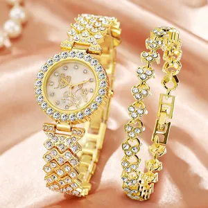 Detalle de reloj dorado con esfera de mariposa y pulsera de corazón sobre seda rosa