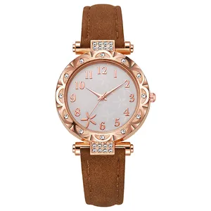 Detalle de reloj de cuarzo rosa con bisel de pedrería y esfera con patrón de flores