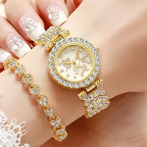 Primer plano de reloj dorado con pedrería, esfera de mariposa y pulsera de corazón