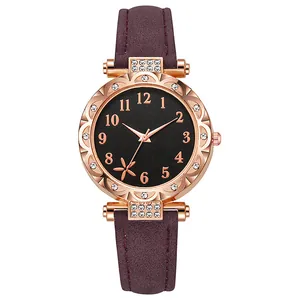 Detail van roségouden kast, strass-bezel en bloemige wijzerplaat op paarse lederen band