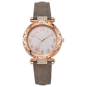 Vista detallada de la caja de reloj oro rosa con bisel de cristal y esfera con flores