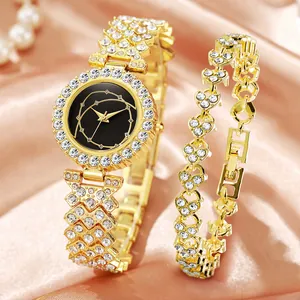 Detalle de reloj de mujer dorado y set de pulsera de corazón con pedrería y esfera negra