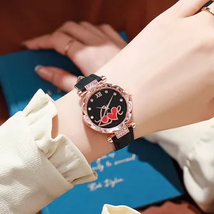 Vue détaillée d'une montre en or rose strass avec cadran cœur love au poignet