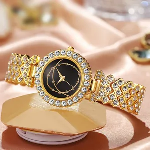 Primer plano de reloj dorado para mujer con pedrería y esfera negra sobre fondo seda
