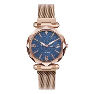 Dettaglio orologio al quarzo oro rosa cielo stellato con vetro sfaccettato e maglia