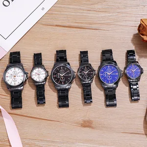 Vue à plat de montres de couple en acier noir avec cadrans bleu, noir et blanc