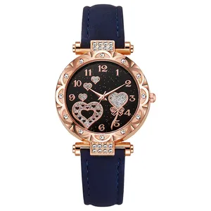 Detail der Roségold-Uhr mit Strass-Lünette und Sternenhimmel-Zifferblatt mit rosa Herzen