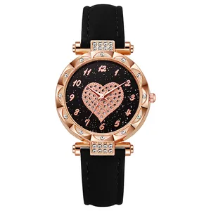 Dettaglio della cassa orologio oro rosa con ghiera in cristallo e quadrante nero a cuore