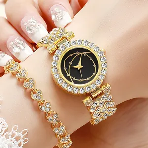 Detalle de reloj dorado para mujer con esfera negra y pulsera de corazón con pedrería