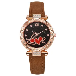 Détail du boîtier en or rose avec lunette en cristal et cadran noir au motif Love