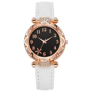 Detail van de roségouden bezel met strass-steentjes en zwarte bloemenwijzerplaat