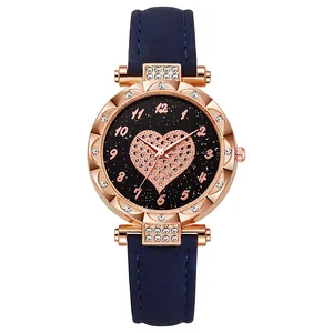 Dettaglio di un orologio al quarzo oro rosa con quadrante stellato e cuore di diamanti
