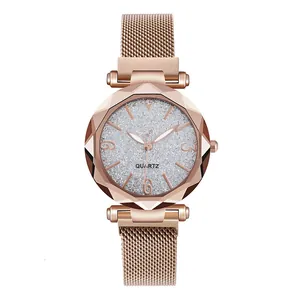 Dettaglio dell'orologio al quarzo da donna con quadrante stellato e cinturino in oro rosa