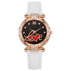 Détail de la montre à lunette strass or rose avec cadran étoilé et bracelet en cuir blanc
