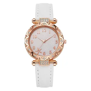 Elegante reloj de cuarzo para mujer en oro rosa con bisel de flor y correa de cuero blanco