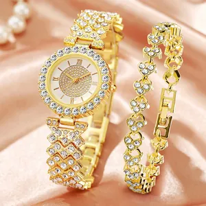 Detalle de reloj dorado con números romanos y pulsera de corazón sobre seda