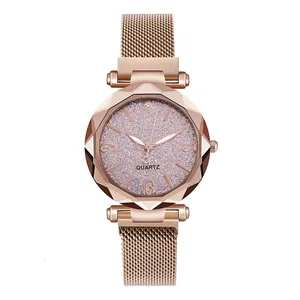 Dettaglio orologio al quarzo oro rosa con cassa sfaccettata e quadrante rosa stellato
