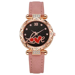 Détail du cadran ciel étoilé avec texte Love, boîtier or rose et bracelet en cuir rose