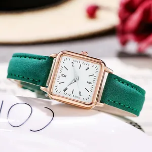 Reloj cuadrado de cuarzo para mujer con caja de oro rosa y correa de cuero verde en plato