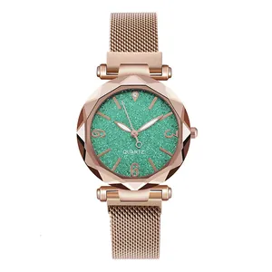 Dettaglio orologio in maglia oro rosa con quadrante verde stellato e vetro tagliato