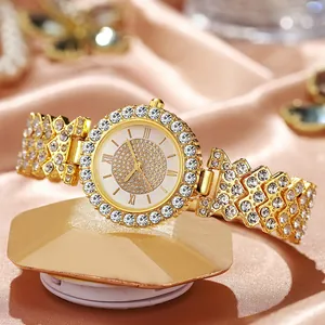 Detalle macro de un reloj de lujo para mujer en oro con esfera de diamantes y números romanos