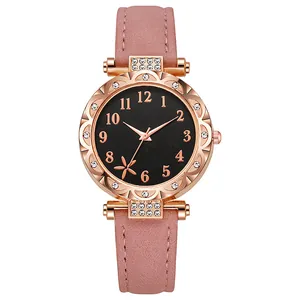 Detailopname van roségouden dameshorloge met bloemrand en roze matte lederen band