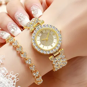 Detalle de reloj de lujo dorado para mujer con números romanos y pulsera corazón
