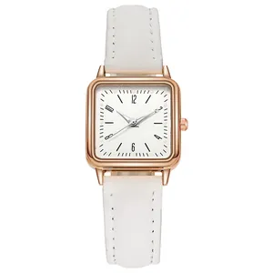 Detalle de reloj de cuarzo cuadrado para mujer con correa de cuero blanco y caja de oro rosa