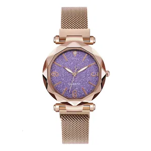 Dettaglio orologio al quarzo con quadrante viola stellato e cinturino mesh