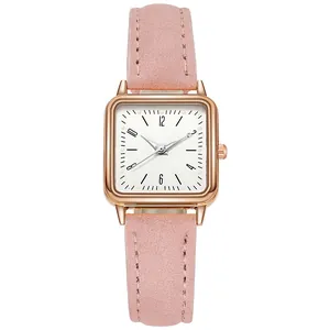 Detalle del reloj cuadrado blanco con caja de oro rosa y correa de cuero rosa suave