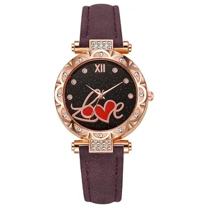 Détail de la montre en or rose avec lunette en cristal, cadran étoilé et bracelet violet