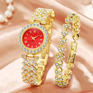 Vista macro detallada de un reloj de cuarzo dorado con esfera roja y pulsera de corazón
