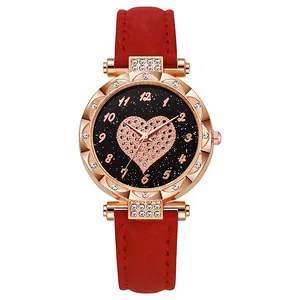 Dettagli del cinturino rosso opaco e della cassa in oro rosa dell'orologio al quarzo