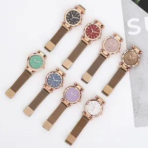 Dettaglio di otto orologi con quadrante stellato e cinturini magnetici in oro rosa lucido