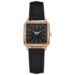 Detalle de un reloj vintage cuadrado para mujer con correa de cuero negro y caja de oro rosa