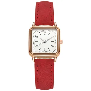 Detalle de la caja cuadrada en oro rosa con correa de ante roja y esfera blanca de reloj