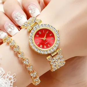 Primer plano de reloj dorado con esfera roja y pulsera de corazón con diamantes