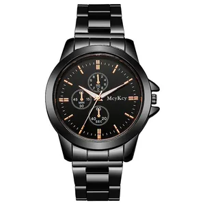 Montre chronographe en acier noir avec index en or rose et logo de la marque McyKcy
