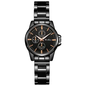 Détail d'un chronographe en acier inoxydable noir avec index et aiguilles en or rose