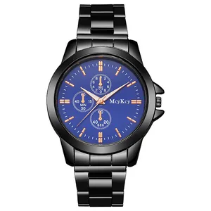 Gros plan du chronographe noir avec cadran bleu et marqueurs en or rose poli