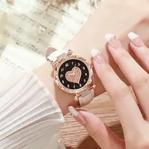 Elegante orologio oro rosa con quadrante nero a cuore e cinturino bianco su spartito