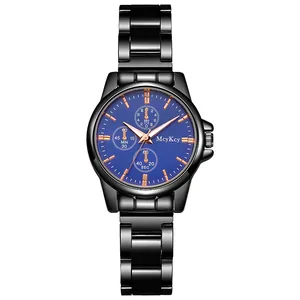 Détail de montre noire en acier, cadran bleu foncé, chronographes et aiguilles en or rose