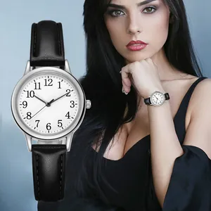 Vista macro e indosso di un orologio argento minimalista con cinturino in pelle nera