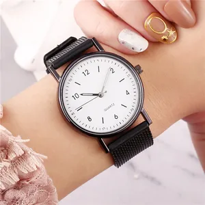 Detail einer eleganten Damen Quarzuhr mit schwarzem Netzarmband und Leuchtzifferblatt