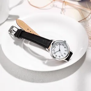 Dettaglio dell'orologio al quarzo con cinturino in pelle e cassa argento su piatto bianco