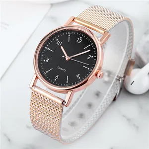 Detailansicht des roségoldenen Mesh-Armbands und Quarz-Zifferblatts auf Marmor-Hintergrund