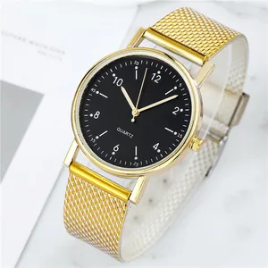 Makroaufnahme der goldenen Quarzuhr mit schwarzem Zifferblatt und Mesh-Armband