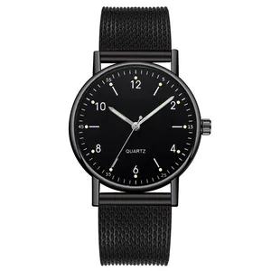 Nahaufnahme der schwarzen Quarzuhr mit Leuchtmarkierungen und Edelstahl-Mesh-Armband