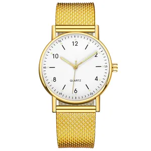 Detailansicht des goldenen Mesh-Armbands und des weißen Quarz-Zifferblatts mit Ziffern