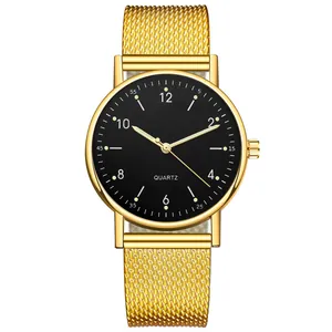 Nahaufnahme von goldener Milanaise-Armbanduhr mit schwarzem Zifferblatt und Quarzwerk
